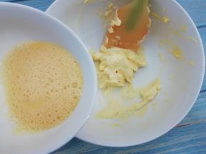 鸡蛋液分次加入，搅拌均匀