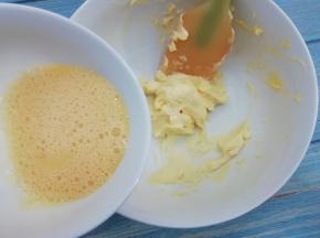 鸡蛋液分次加入，搅拌均匀