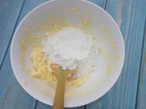  然后把低粉倒入，用刮刀拌均匀