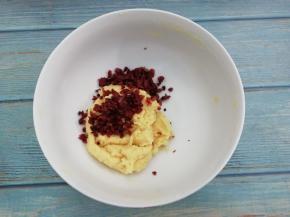 然后把蔓越莓干倒入搅拌均匀