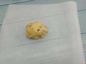 把拌好的面团放在油纸上