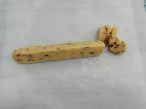 冷冻好的饼干面团取出来，切成均等的片