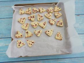 切好的饼干放在铺有油纸的烤盘上，放入提前预热好的烤箱中，中层170度烤20分钟即可