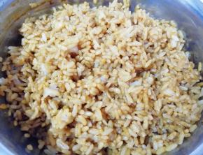 隔夜米饭加入味极鲜酱油和老抽搅拌均匀。