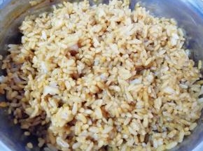 隔夜米饭加入味极鲜酱油和老抽搅拌均匀。
