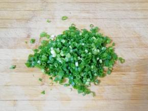 香葱洗干净切碎。