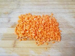 胡萝卜洗干净切成小丁。