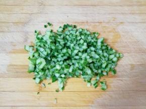 黄瓜洗干净去瓤切成小丁。