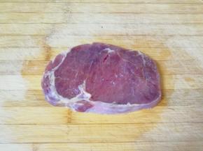 牛排提前解冻。