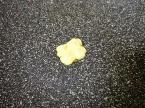 炒锅内放入黄油烧热。