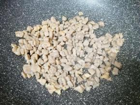 下入牛排丁炒熟，盛出备用。