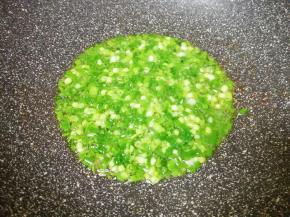 锅内重新倒入食用油烧热，下入葱花炒香。