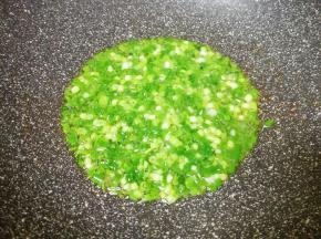 锅内重新倒入食用油烧热，下入葱花炒香。