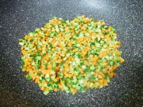 下入胡萝卜和黄瓜丁翻炒均匀。