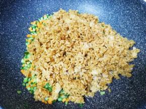 下入拌好的米饭。