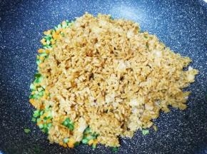 下入拌好的米饭。