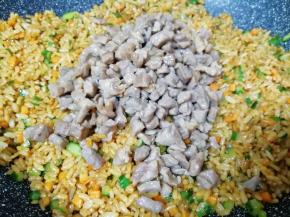 下入炒熟的牛排丁翻炒均匀。