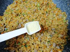 放鸡精翻炒均匀。