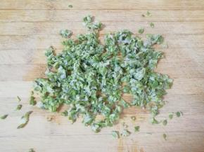 放在案板上用刀切碎备用。