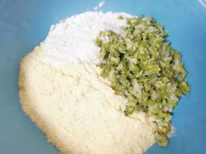 加入玉米粉、面粉和槐花碎。