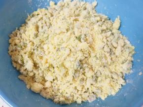 先用手搓成颗粒状。