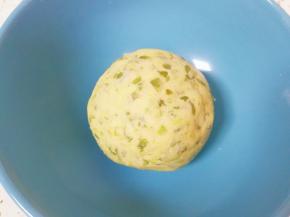 再揉成光滑的面团，盖上保鲜膜饧发30分钟。