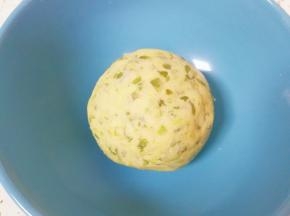 再揉成光滑的面团，盖上保鲜膜饧发30分钟。