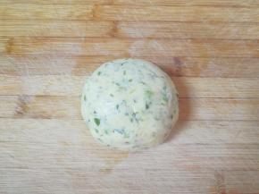 饧发好的面团揉光。