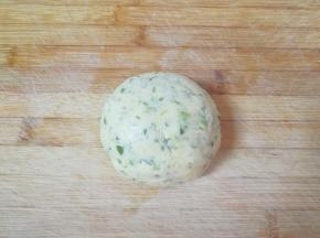 饧发好的面团揉光。