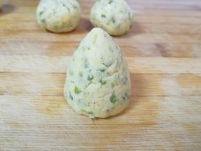 最后再整一下形，一个窝窝头就做好了，依次做好剩下的小剂子。