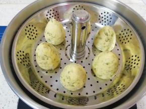 升降电火锅的提篮里刷上一层食用油，摆上做好的窝窝头。