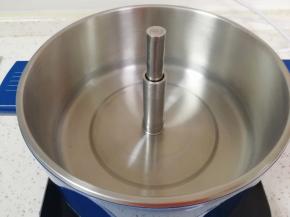 锅内加入水，按一下升降火锅的上升/下降按键，将升降轴升上来。