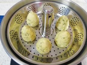 放好提篮，盖上锅盖。