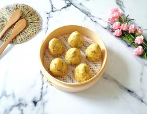 有着淡淡槐花香味的窝窝头。