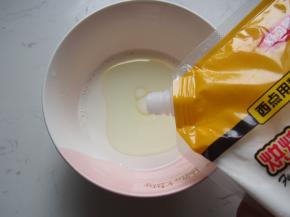 将牛奶和玉米油倒入小碗中，加入细砂糖搅拌溶化。