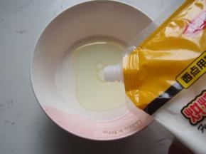将牛奶和玉米油倒入小碗中，加入细砂糖搅拌溶化。