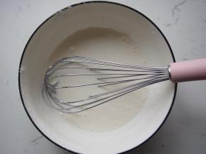 将粉类倒入大碗中，加入液体搅拌均匀。