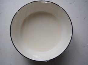 将粉浆包上保鲜膜静置半小时后，放入蒸锅蒸半小时至熟透。