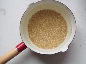 放到小奶锅中煮熟。