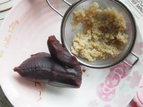 将煮好的藜麦控干水分，与豆沙馅拌匀。