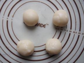 将蒸好的冰皮揉匀，分成四等份。