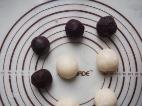 将豆沙藜麦馅分成4等份。