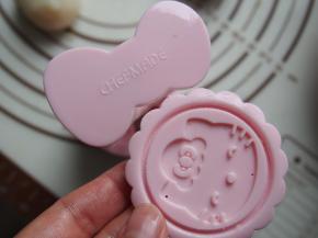 选择自己喜欢的模具，在模具上抹少许黄油，压出形状即可。