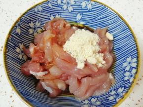 瘦肉切成丝，加入料酒、鸡粉和少许食用油搅拌均匀，腌制10分钟左右。