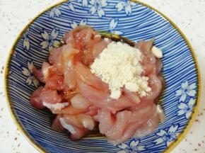 瘦肉切成丝，加入料酒、鸡粉和少许食用油搅拌均匀，腌制10分钟左右。