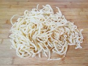 饼丝用刀随意切几下。