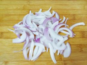 洋葱洗干净切成丝。