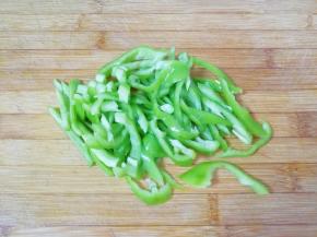 青椒洗干净去籽切成丝。