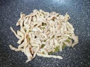 炒锅内倒适量的食用油烧热，下入腌好的肉丝大火炒熟，盛出备用。