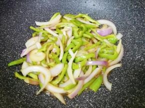 加入1勺酱油翻炒均匀。